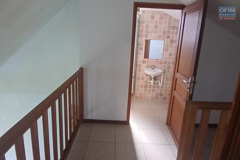 A LOUER Maison F4 de 110 m2 avec cour sur Tan Rouge à Saint-Gilles Les hauts