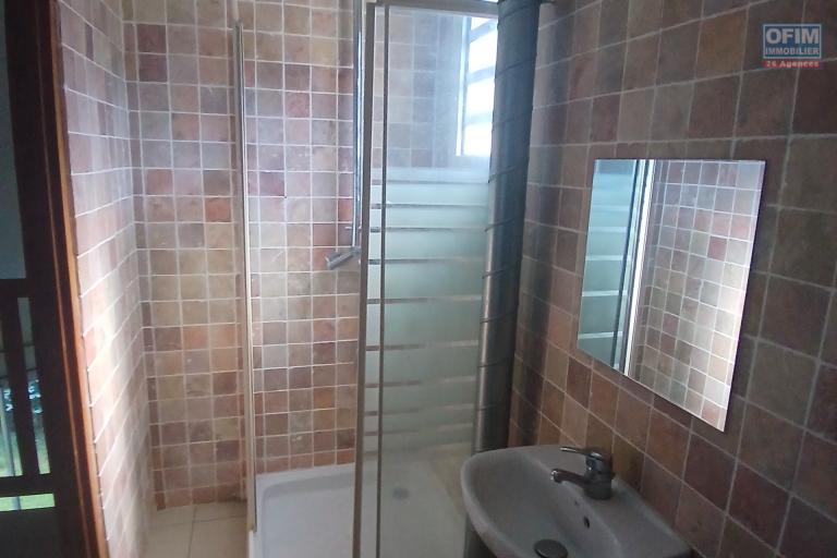 A LOUER Maison F4 de 110 m2 avec cour sur Tan Rouge à Saint-Gilles Les hauts