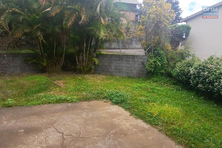 A LOUER Maison F4 de 110 m2 avec cour sur Tan Rouge à Saint-Gilles Les hauts