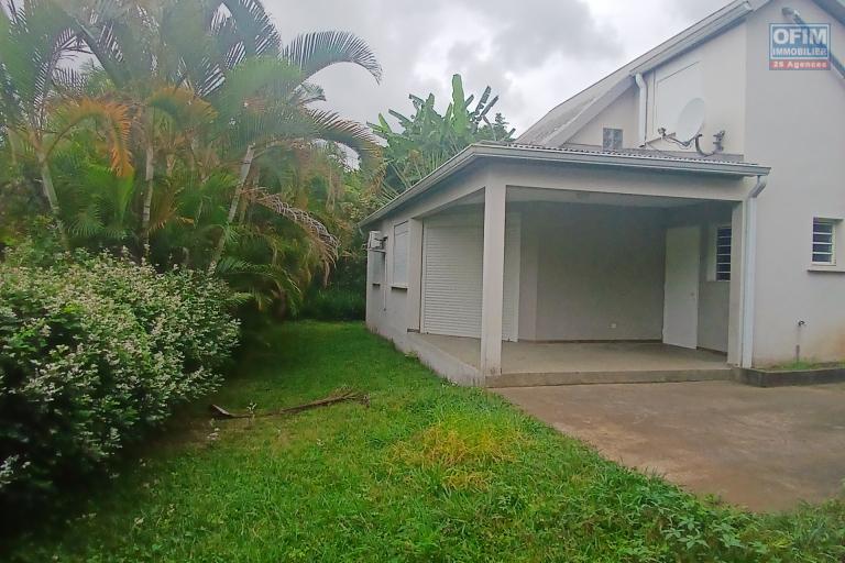 A LOUER Maison F4 de 110 m2 avec cour sur Tan Rouge à Saint-Gilles Les hauts