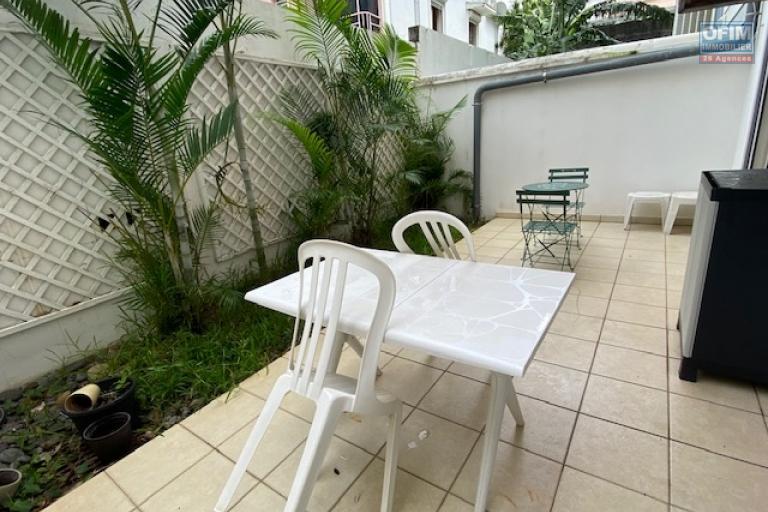 A louer grand studio meublé rue Ste Marie St Denis