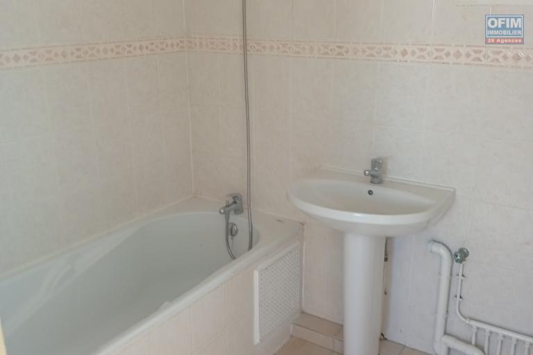 A LOUER APPARTEMENT T3 DE 78 M2 AVEC JARDIN A LA SALINE LES BAINS