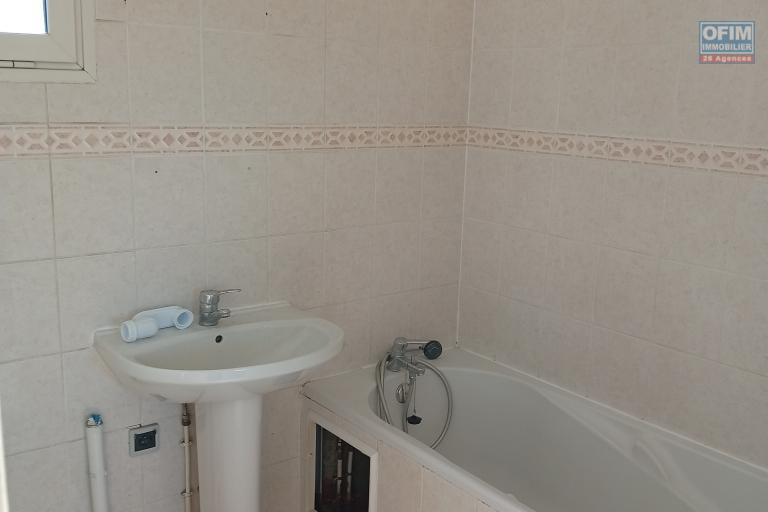 A LOUER APPARTEMENT T3 DE 78 M2 AVEC JARDIN A LA SALINE LES BAINS