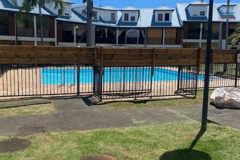 A Louer bel appartement de type F4 en duplex meublé résidence les jardins de la Roseraies avec piscine Sainte Clotilde La Bretagne.