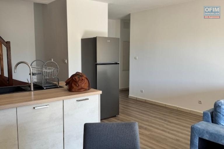 A Louer bel appartement de type F4 en duplex meublé résidence les jardins de la Roseraies avec piscine Sainte Clotilde La Bretagne.