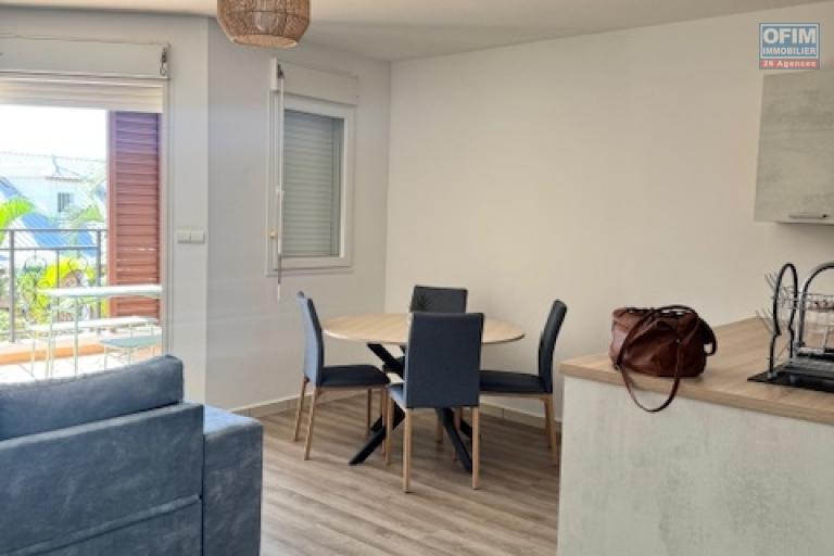 A Louer bel appartement de type F4 en duplex meublé résidence les jardins de la Roseraies avec piscine Sainte Clotilde La Bretagne.