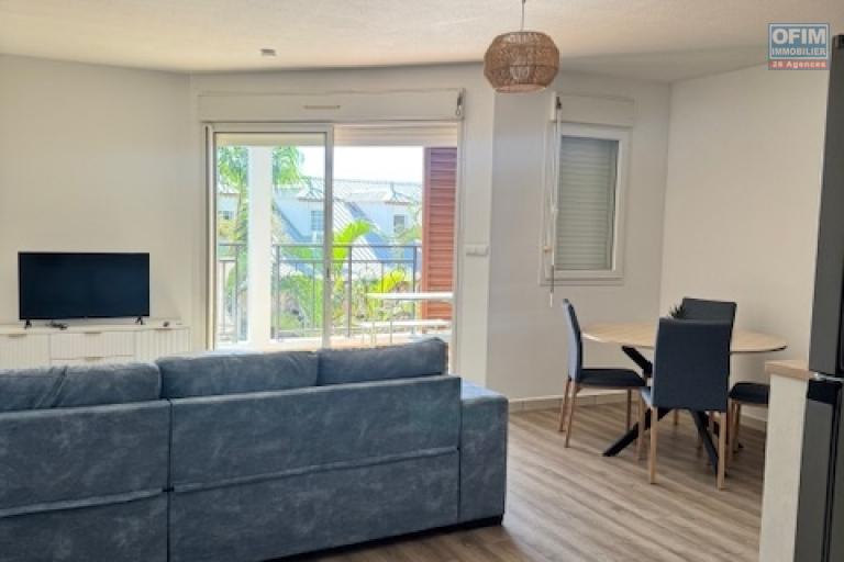 A Louer bel appartement de type F4 en duplex meublé résidence les jardins de la Roseraies avec piscine Sainte Clotilde La Bretagne.