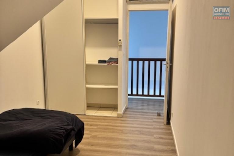 A Louer bel appartement de type F4 en duplex meublé résidence les jardins de la Roseraies avec piscine Sainte Clotilde La Bretagne.