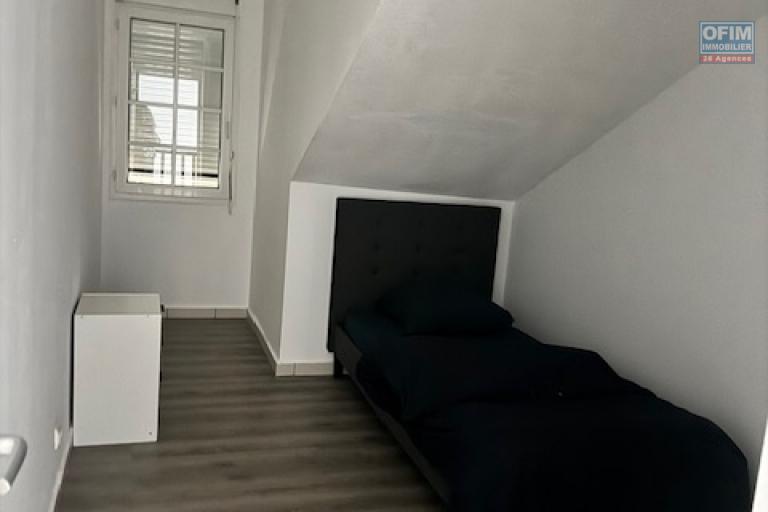 A Louer bel appartement de type F4 en duplex meublé résidence les jardins de la Roseraies avec piscine Sainte Clotilde La Bretagne.