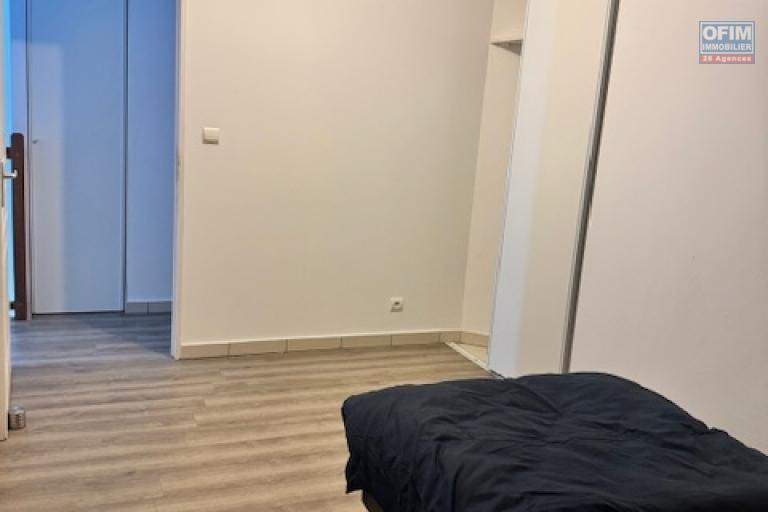 A Louer bel appartement de type F4 en duplex meublé résidence les jardins de la Roseraies avec piscine Sainte Clotilde La Bretagne.