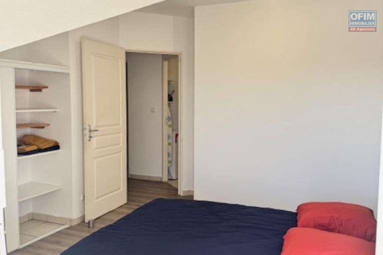 A Louer bel appartement de type F4 en duplex meublé résidence les jardins de la Roseraies avec piscine Sainte Clotilde La Bretagne.