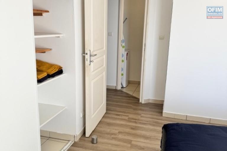 A Louer bel appartement de type F4 en duplex meublé résidence les jardins de la Roseraies avec piscine Sainte Clotilde La Bretagne.