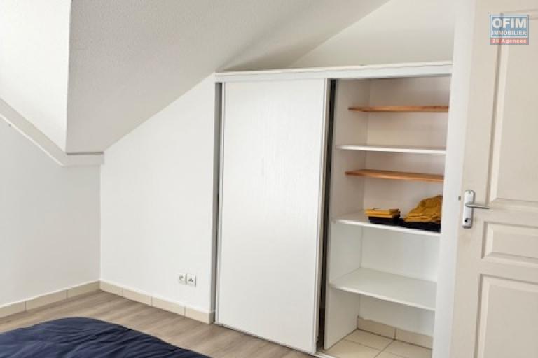 A Louer bel appartement de type F4 en duplex meublé résidence les jardins de la Roseraies avec piscine Sainte Clotilde La Bretagne.