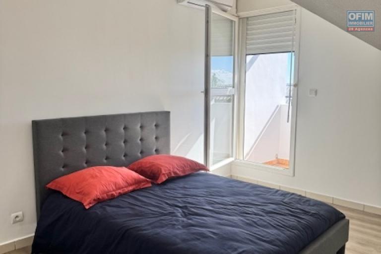 A Louer bel appartement de type F4 en duplex meublé résidence les jardins de la Roseraies avec piscine Sainte Clotilde La Bretagne.