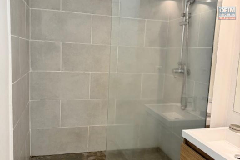 A Louer bel appartement de type F4 en duplex meublé résidence les jardins de la Roseraies avec piscine Sainte Clotilde La Bretagne.