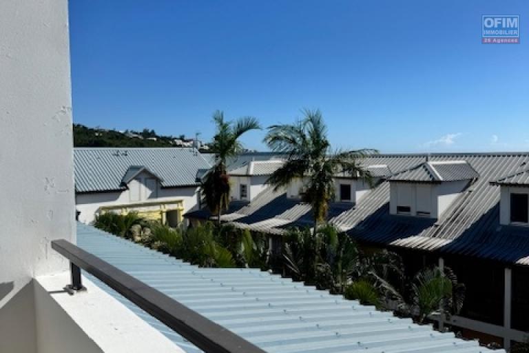 A Louer bel appartement de type F4 en duplex meublé résidence les jardins de la Roseraies avec piscine Sainte Clotilde La Bretagne.