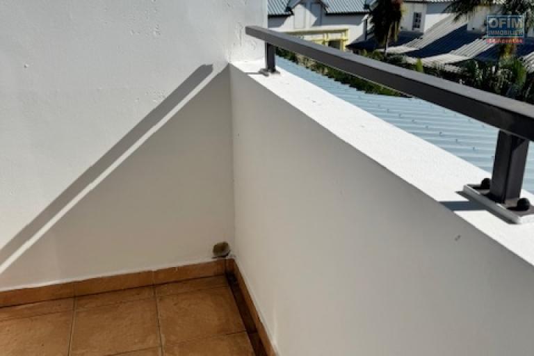 A Louer bel appartement de type F4 en duplex meublé résidence les jardins de la Roseraies avec piscine Sainte Clotilde La Bretagne.
