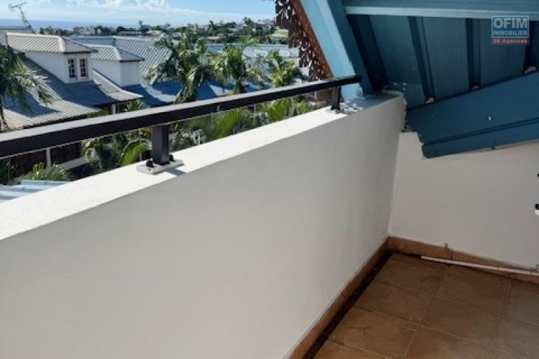 A Louer bel appartement de type F4 en duplex meublé résidence les jardins de la Roseraies avec piscine Sainte Clotilde La Bretagne.