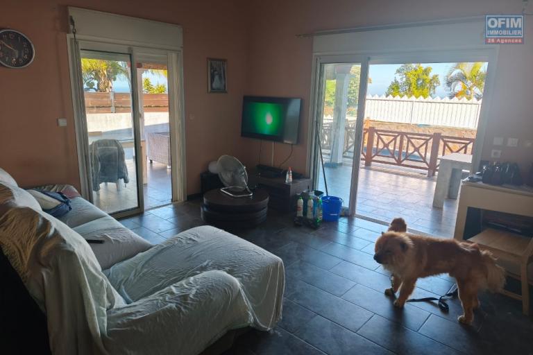 Maison familiale avec piscine à reprendre en main – La Rivière Saint-Louis