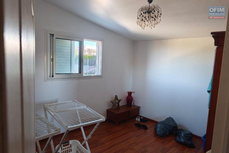 Maison familiale avec piscine à reprendre en main – La Rivière Saint-Louis