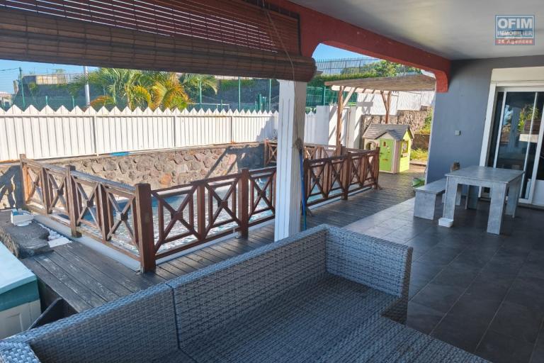Maison familiale avec piscine à reprendre en main – La Rivière Saint-Louis