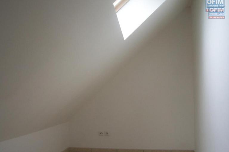  Appartement T2/3 en duplex &agrave; deux pas du centre ville du Tampon