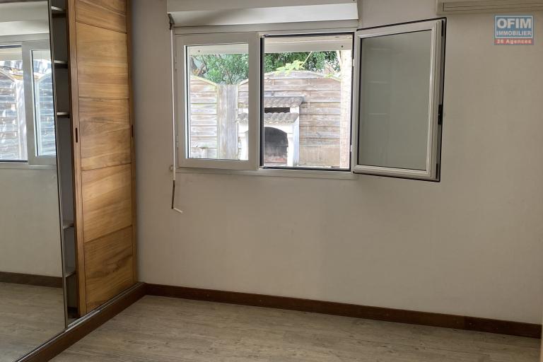 A vendre à la Possession Appartement T2 avec jardin libre de tout occupant.
