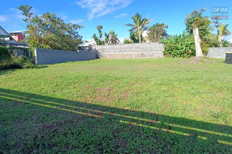 A Vendre parcelle constructible (zone UB) de 702 m2 à Saint-Benoît