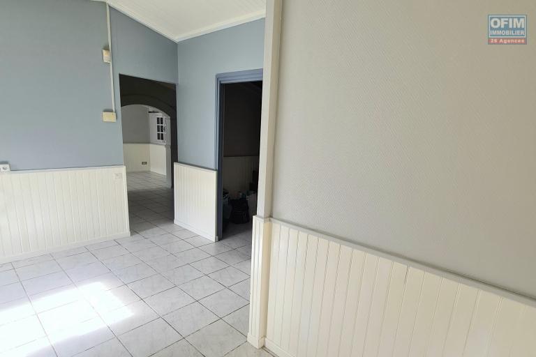 MAGNIFIQUE VILLA DE 148M2 F4/5  SITUÉE AU CALME, BEAU JARDIN ARBORÉ