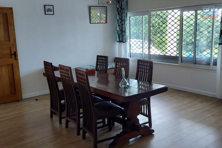 A louer grande villa  F3 meublée  de 109 m2 habitables aux Avirons centre