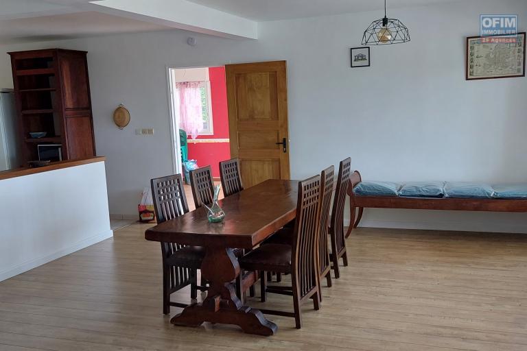 A louer grande villa  F3 meublée  de 109 m2 habitables aux Avirons centre