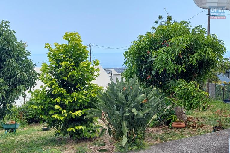 A louer grande villa  F3 meublée  de 109 m2 habitables aux Avirons centre