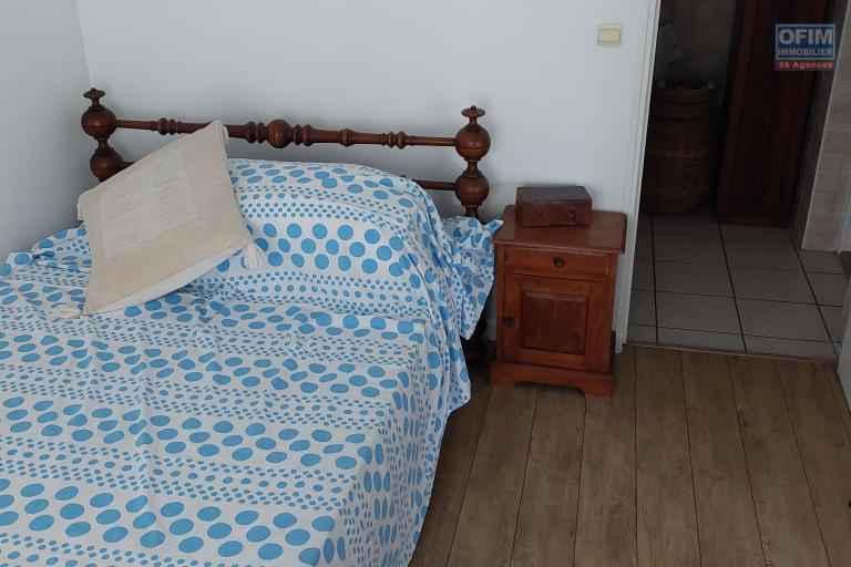 A louer grande villa  F3 meublée  de 109 m2 habitables aux Avirons centre
