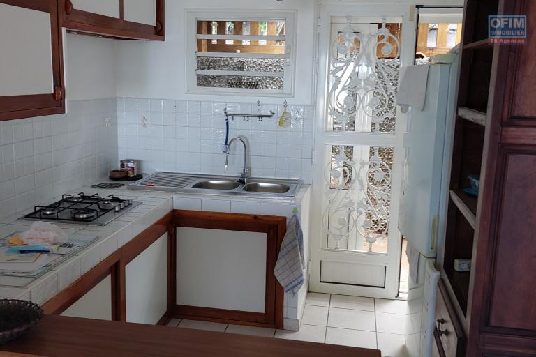 A louer grande villa  F3 meublée  de 109 m2 habitables aux Avirons centre