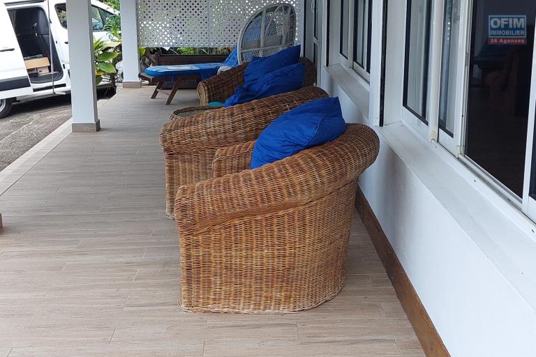 A louer grande villa  F3 meublée  de 109 m2 habitables aux Avirons centre