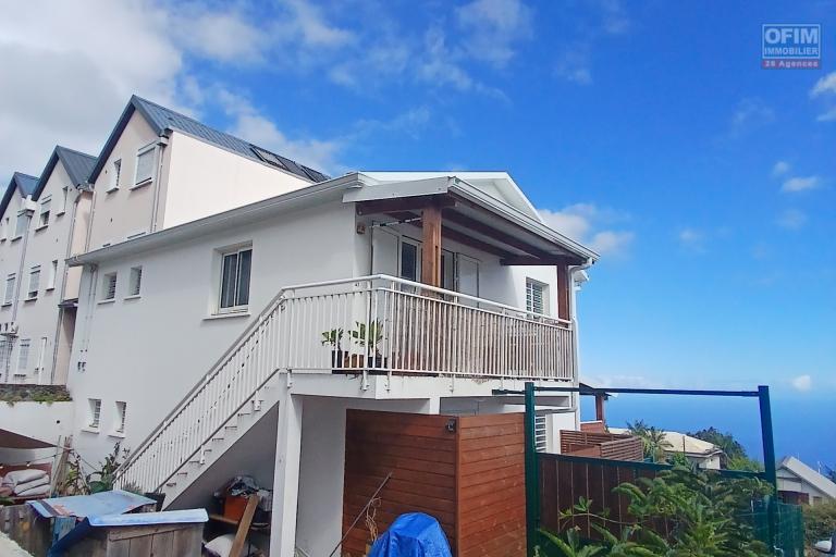 A LOUER appartement de type T3 + cour sur Trois Bassins