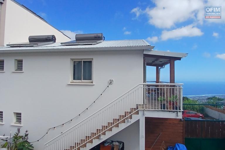 A LOUER appartement de type T3 + cour sur Trois Bassins