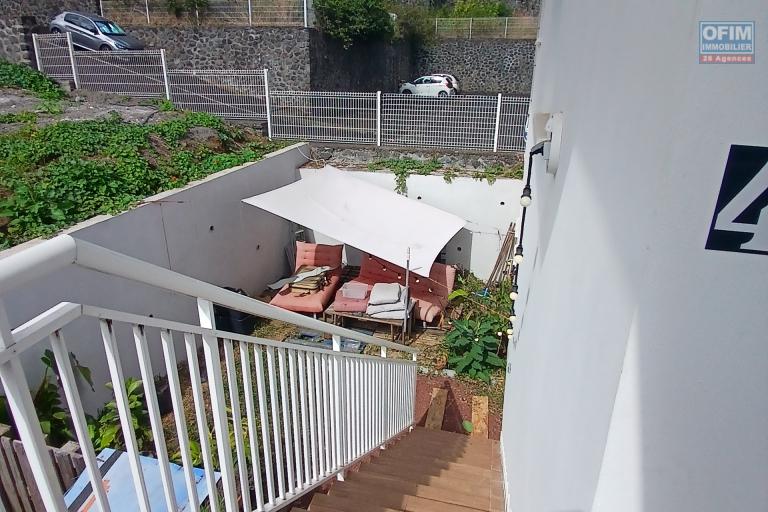 A LOUER appartement de type T3 + cour sur Trois Bassins