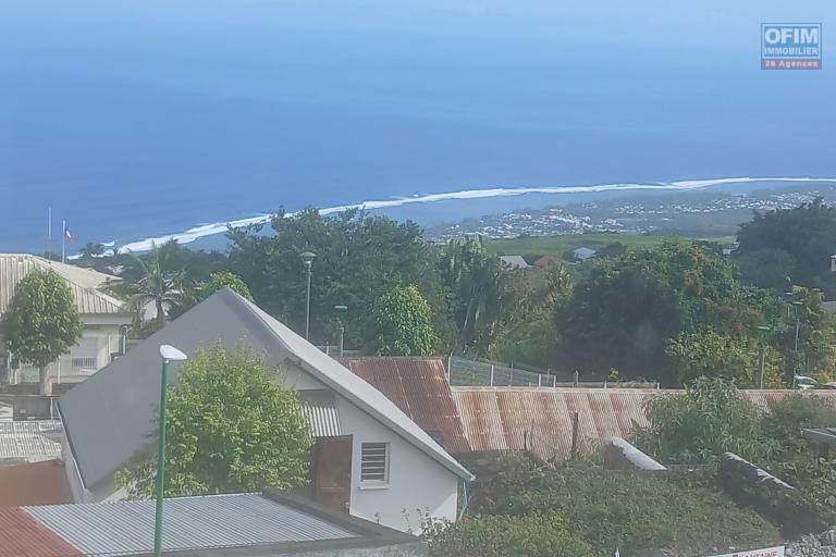 A LOUER appartement de type T3 + cour sur Trois Bassins