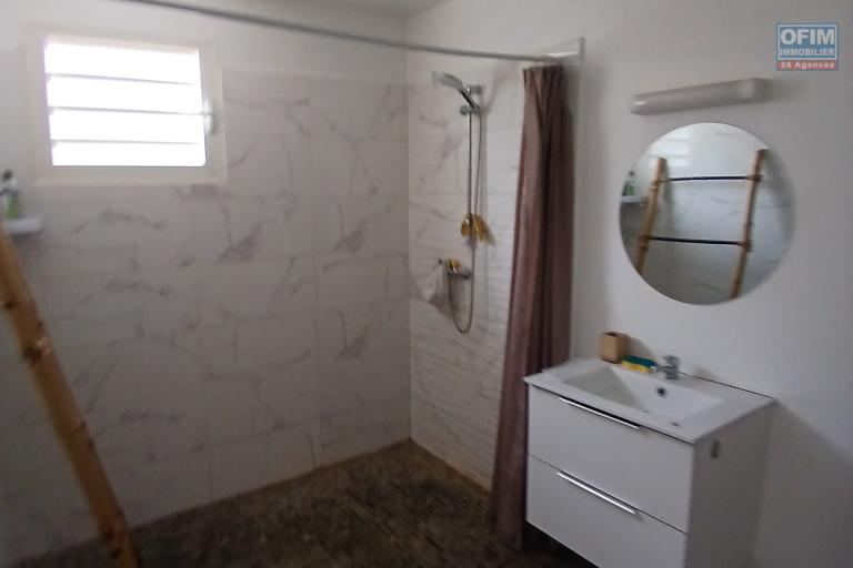 A LOUER appartement de type T3 + cour sur Trois Bassins