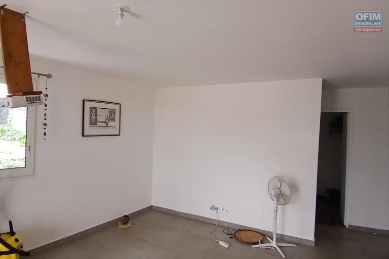 A LOUER appartement de type T3 + cour sur Trois Bassins