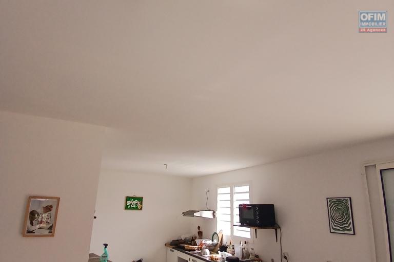 A LOUER appartement de type T3 + cour sur Trois Bassins