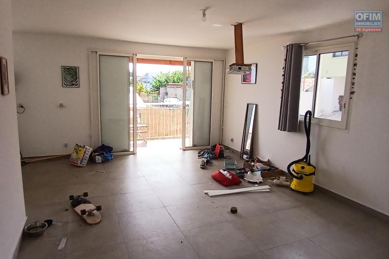 A LOUER appartement de type T3 + cour sur Trois Bassins