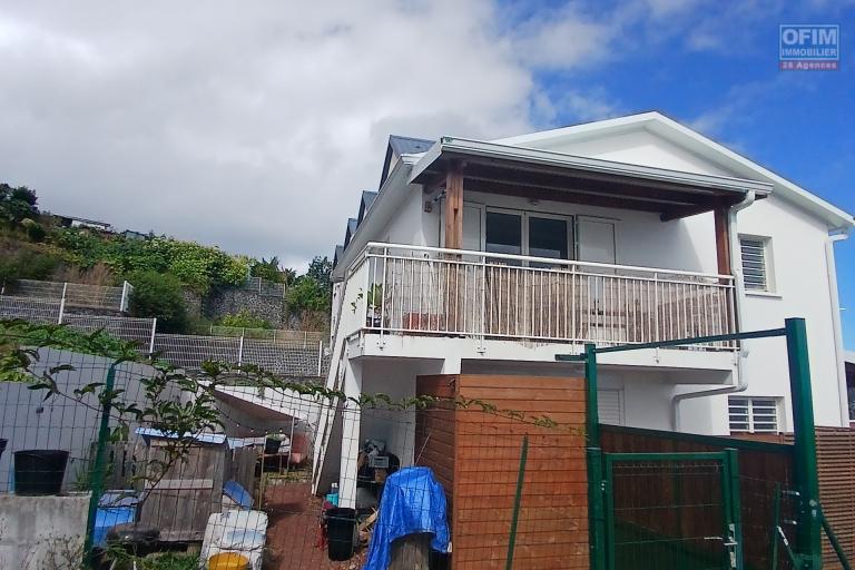 A LOUER appartement de type T3 + cour sur Trois Bassins