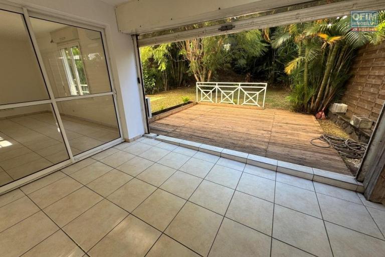 Rare et exceptionnel à vendre magnifique et grand appartement d'environ 64 m² avec terrain d'environ 100 m² au Tampon proche centre ville