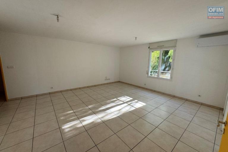Rare et exceptionnel à vendre magnifique et grand appartement d'environ 64 m² avec terrain d'environ 100 m² au Tampon proche centre ville