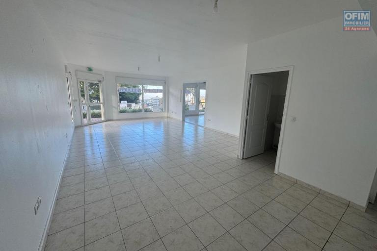 A louer local professionnel / commercial 83 m²  emplacement stratégique, forte visibilité et passage assuré au Tampon 14 éme