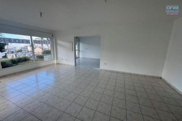 A louer local professionnel / commercial 83 m²  emplacement stratégique, forte visibilité et passage assuré au Tampon 14 éme