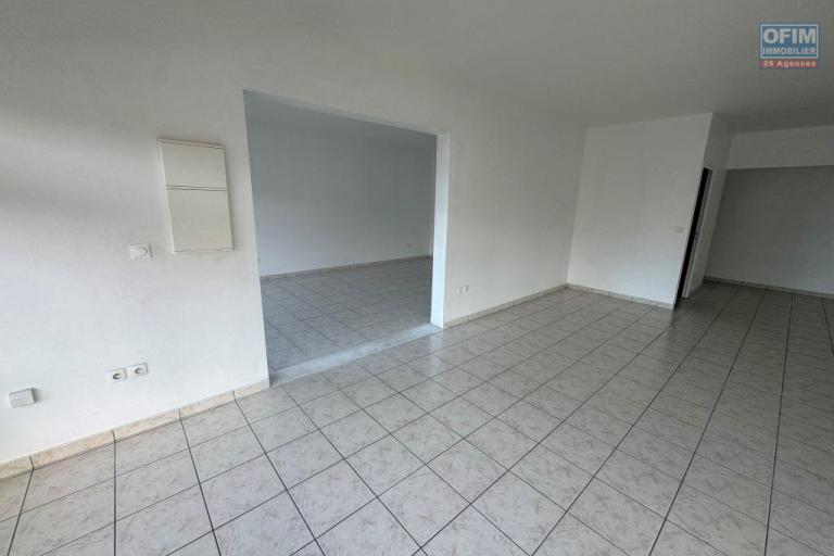 A louer local professionnel / commercial 83 m²  emplacement stratégique, forte visibilité et passage assuré au Tampon 14 éme