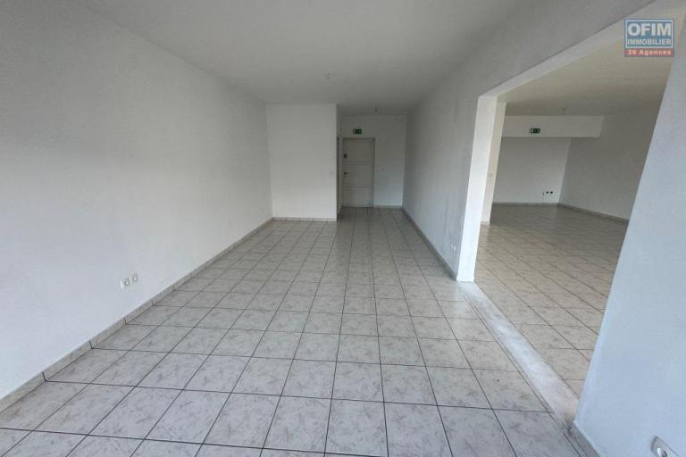A louer local professionnel / commercial 83 m²  emplacement stratégique, forte visibilité et passage assuré au Tampon 14 éme